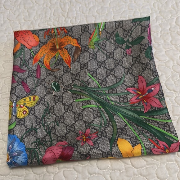 Gucci silk-twill new there a spot on the last picture only used for photo shoot - Picture 4 of 6